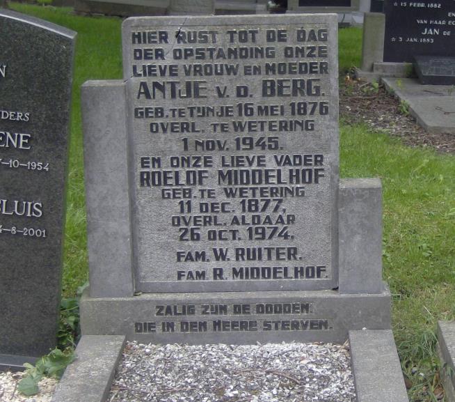 Grafsteen van Antje Pieters VAN DEN BERG (1876-1945)
